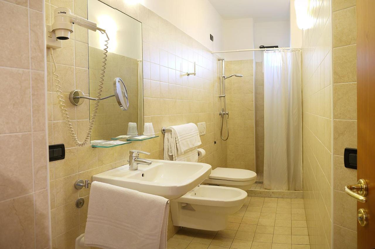 Residence Alla Rotonda Lido di Jesolo Bilik gambar